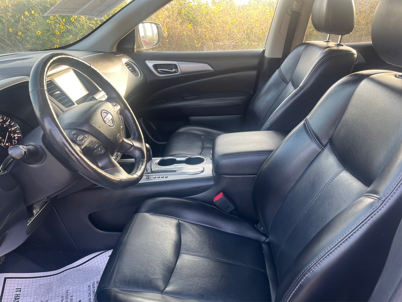 Nissan Pathfinder Vehicle Full-screen Gallery Image 09