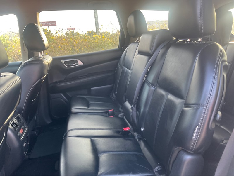 Nissan Pathfinder Vehicle Full-screen Gallery Image 10