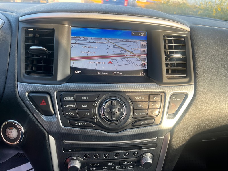 Nissan Pathfinder Vehicle Full-screen Gallery Image 12