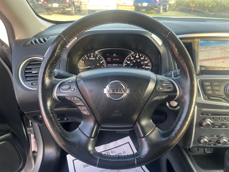 Nissan Pathfinder Vehicle Full-screen Gallery Image 14