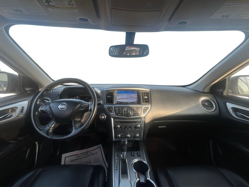 Nissan Pathfinder Vehicle Full-screen Gallery Image 16