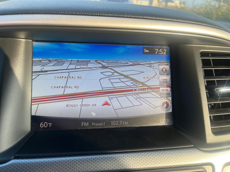 Nissan Pathfinder Vehicle Full-screen Gallery Image 17