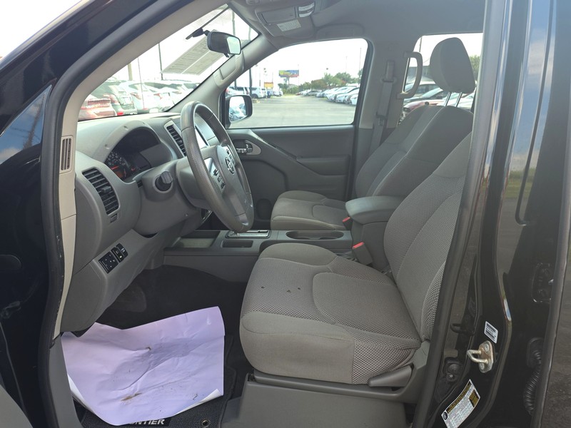 Nissan Frontier Vehicle Full-screen Gallery Image 09
