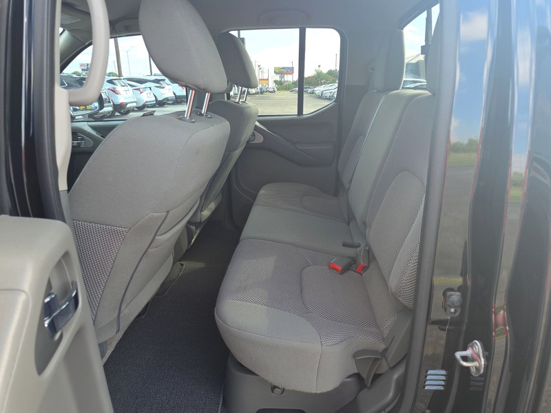 Nissan Frontier Vehicle Full-screen Gallery Image 10