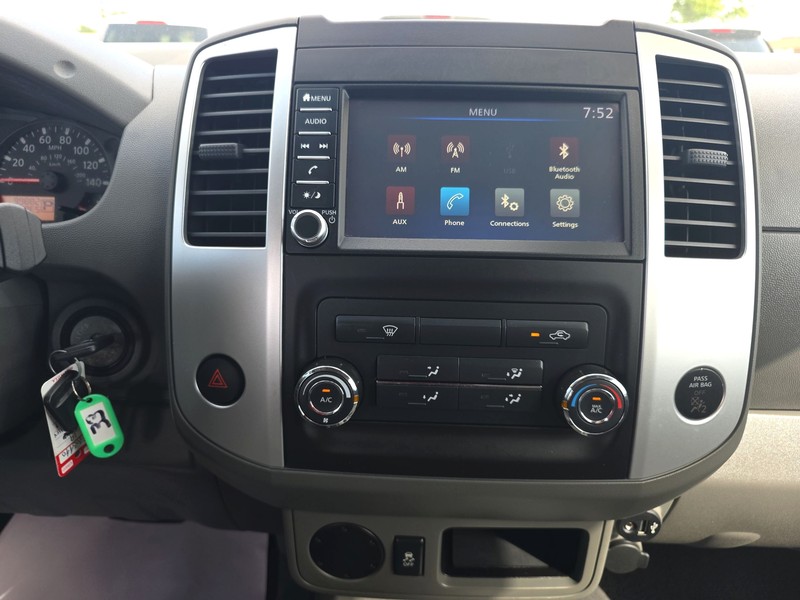 Nissan Frontier Vehicle Full-screen Gallery Image 11