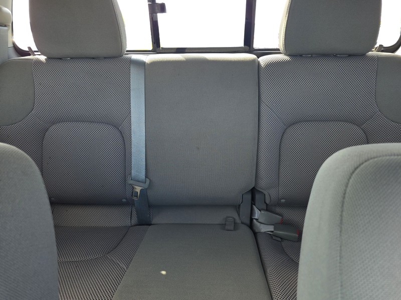 Nissan Frontier Vehicle Full-screen Gallery Image 12