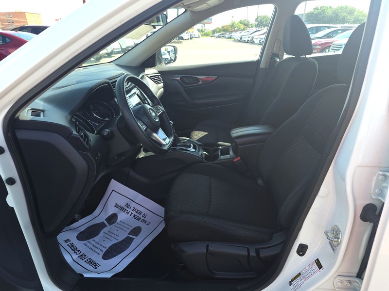 Nissan Rogue Vehicle Full-screen Gallery Image 09
