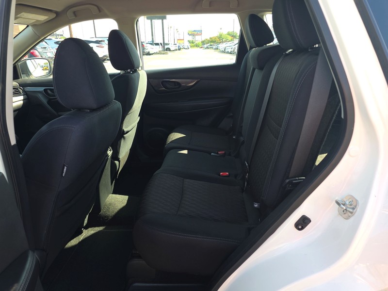 Nissan Rogue Vehicle Full-screen Gallery Image 10