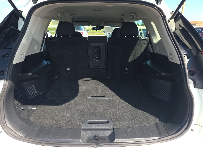 Nissan Rogue Vehicle Full-screen Gallery Image 11