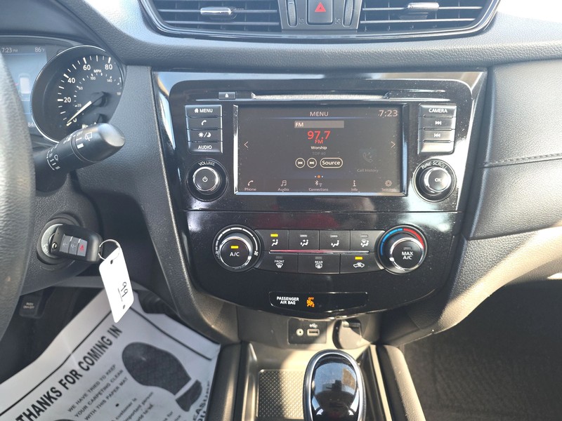 Nissan Rogue Vehicle Full-screen Gallery Image 12