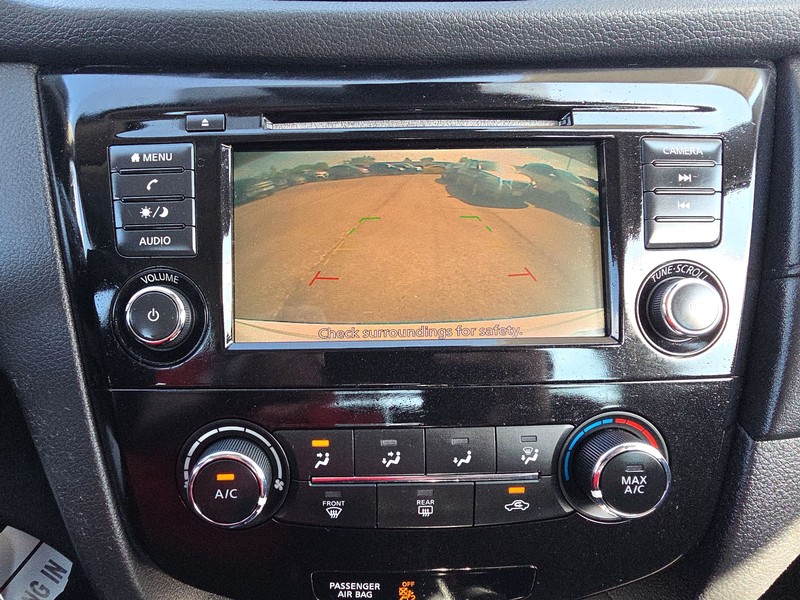 Nissan Rogue Vehicle Full-screen Gallery Image 17