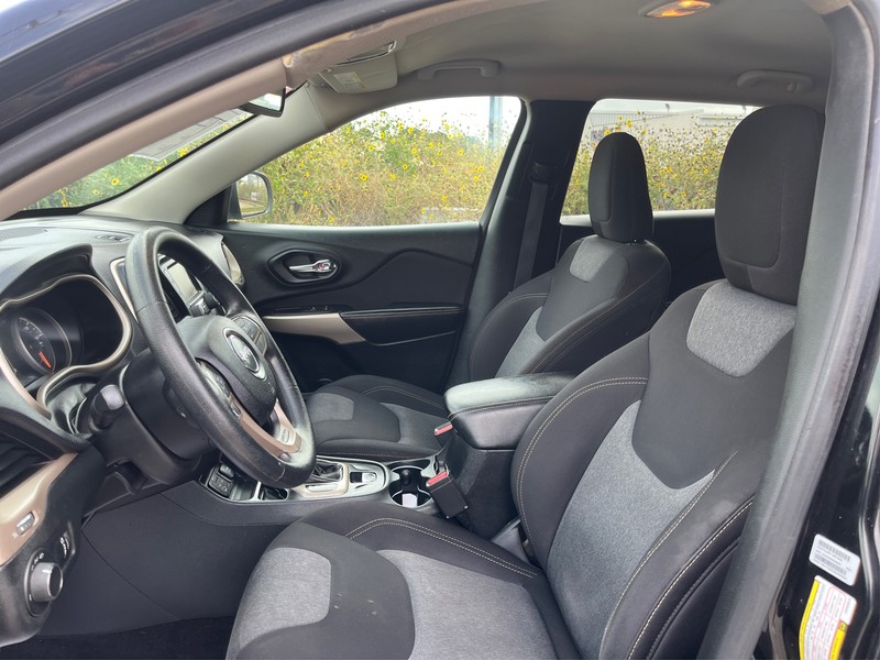 Jeep Cherokee Vehicle Full-screen Gallery Image 09
