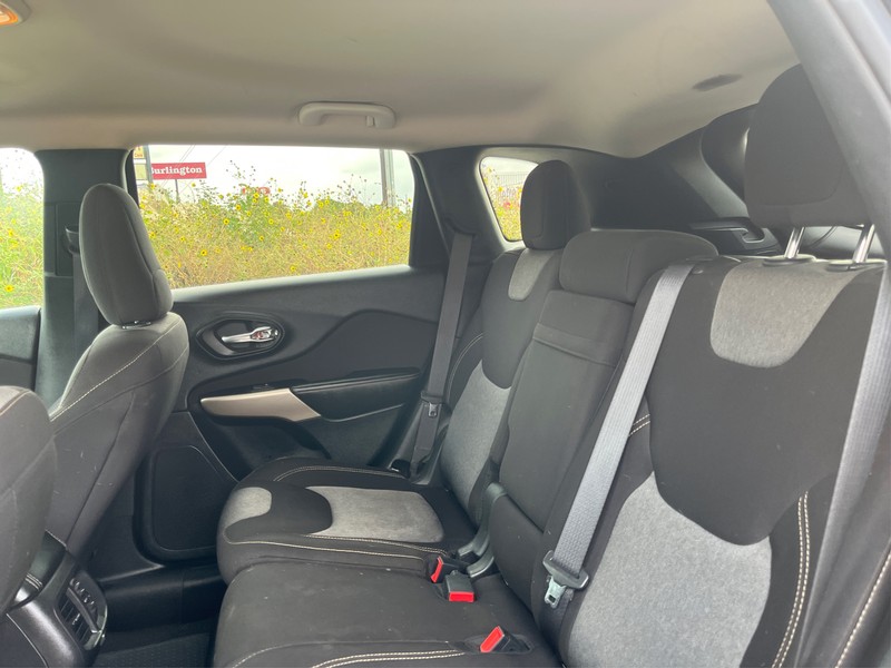 Jeep Cherokee Vehicle Full-screen Gallery Image 10