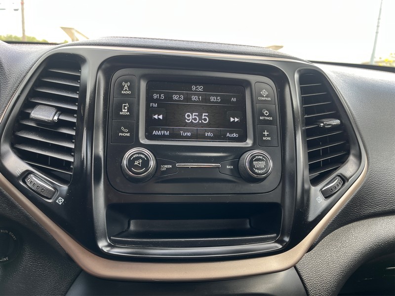 Jeep Cherokee Vehicle Full-screen Gallery Image 12