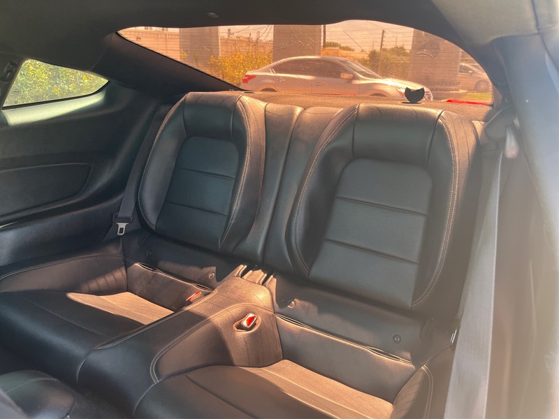 Ford Mustang Vehicle Full-screen Gallery Image 10
