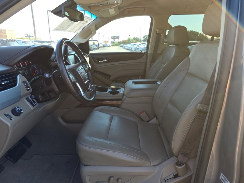 GMC Yukon Vehicle Full-screen Gallery Image 9