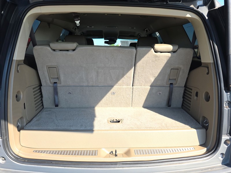 GMC Yukon Vehicle Full-screen Gallery Image 11