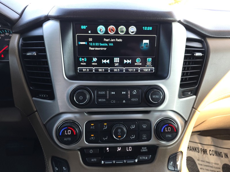 GMC Yukon Vehicle Full-screen Gallery Image 12