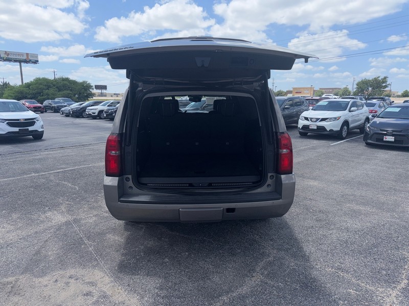 Chevrolet Suburban Vehicle Full-screen Gallery Image 11