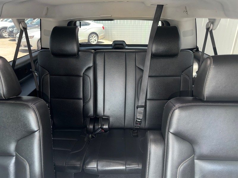 Chevrolet Suburban Vehicle Full-screen Gallery Image 17