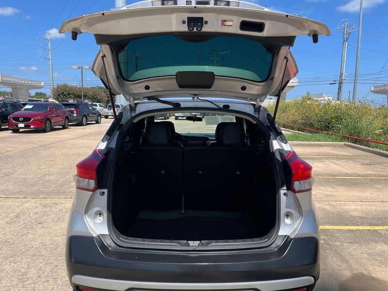 Nissan Kicks Vehicle Full-screen Gallery Image 11