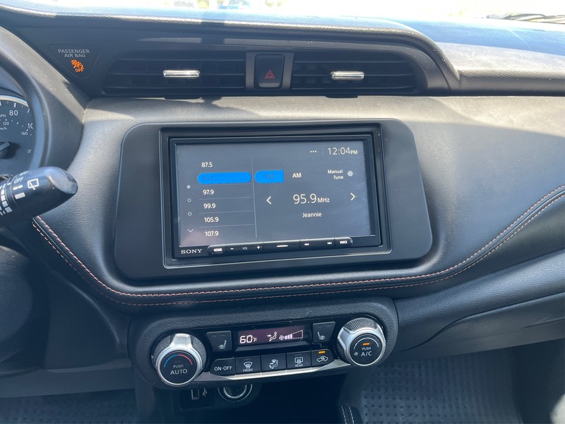 Nissan Kicks Vehicle Full-screen Gallery Image 12