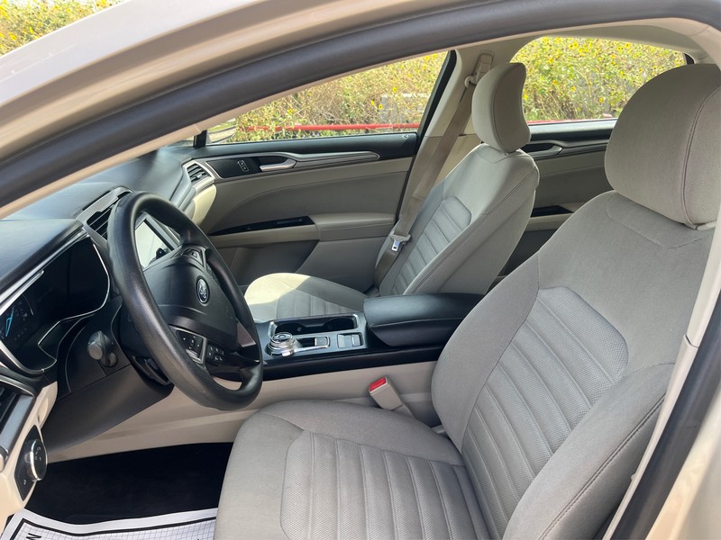 Ford Fusion Vehicle Full-screen Gallery Image 09