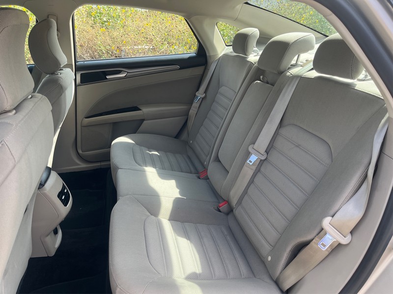 Ford Fusion Vehicle Full-screen Gallery Image 10