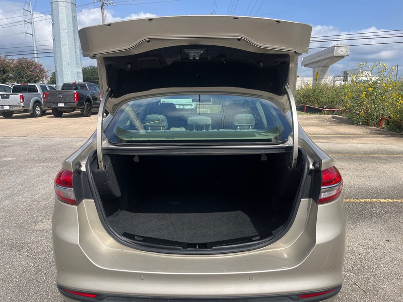 Ford Fusion Vehicle Full-screen Gallery Image 11
