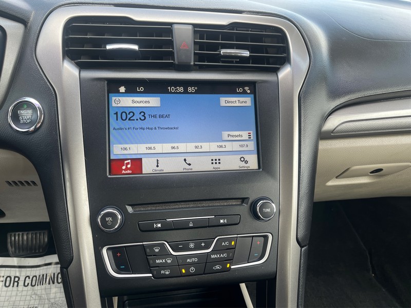 Ford Fusion Vehicle Full-screen Gallery Image 12