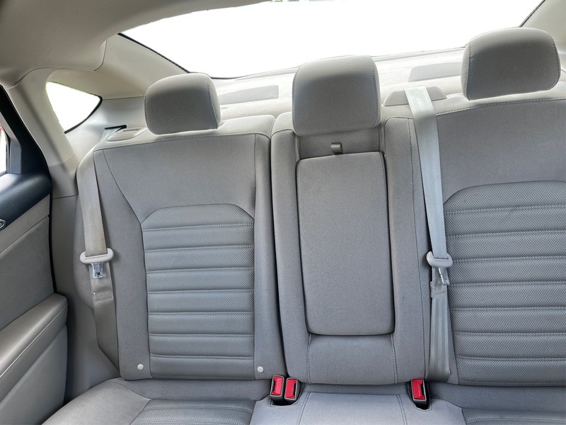 Ford Fusion Vehicle Full-screen Gallery Image 13