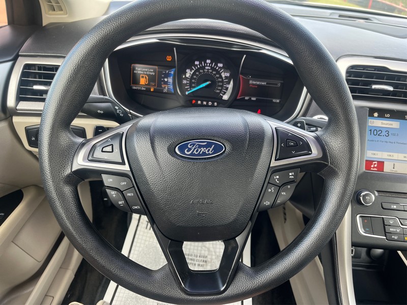 Ford Fusion Vehicle Full-screen Gallery Image 14