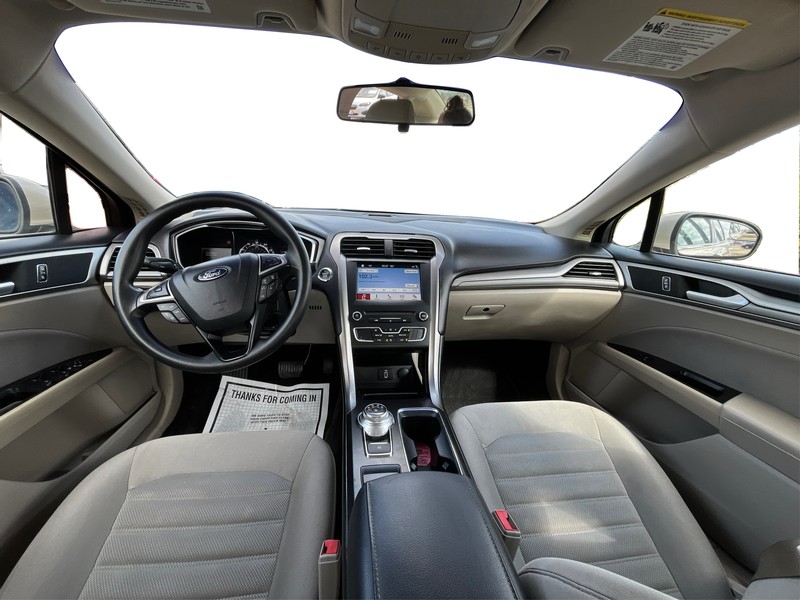 Ford Fusion Vehicle Full-screen Gallery Image 16
