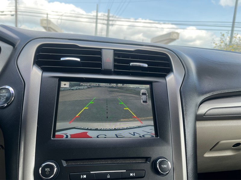 Ford Fusion Vehicle Full-screen Gallery Image 17