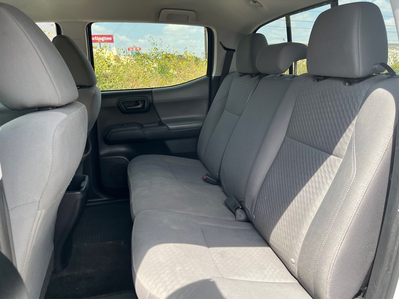 Toyota Tacoma 2WD Vehicle Full-screen Gallery Image 09
