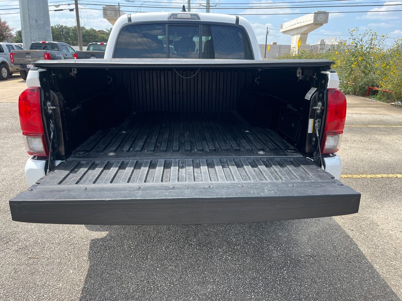 Toyota Tacoma 2WD Vehicle Full-screen Gallery Image 10