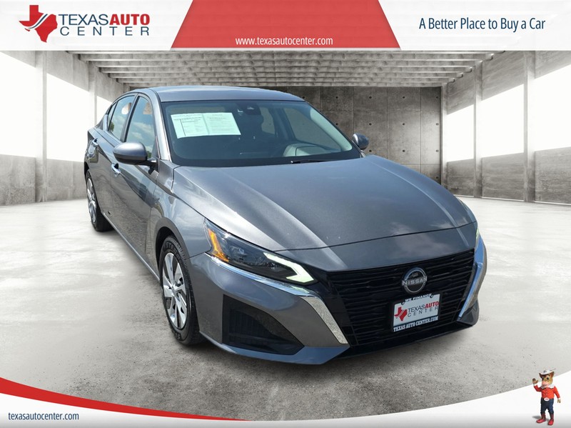 Nissan Altima Vehicle Full-screen Gallery Image 01