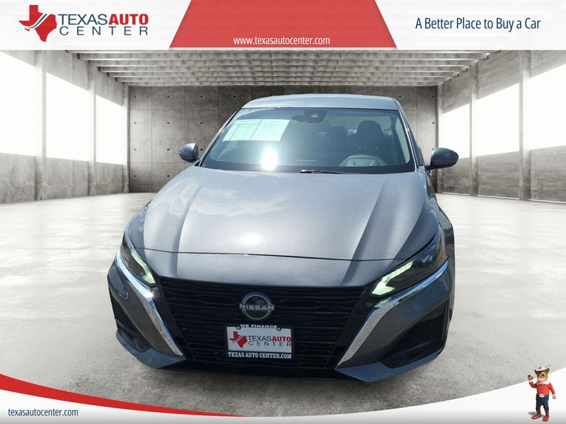 Nissan Altima Vehicle Full-screen Gallery Image 03
