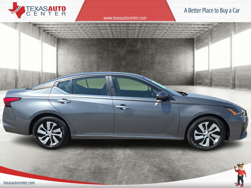 Nissan Altima Vehicle Full-screen Gallery Image 04