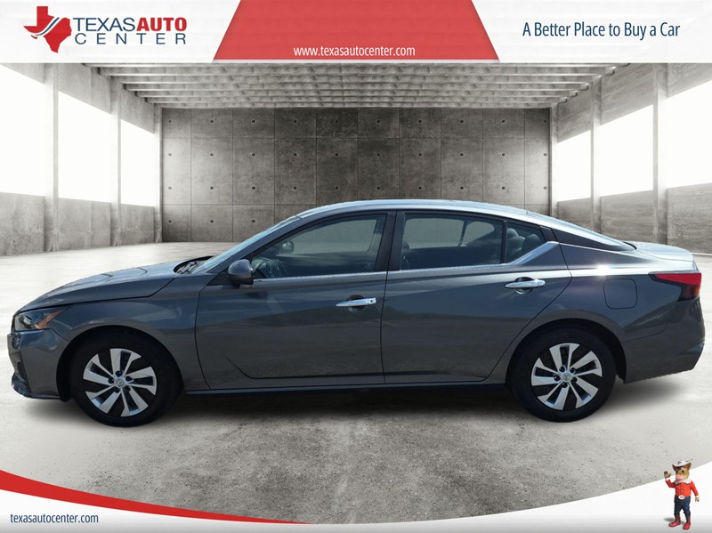 Nissan Altima Vehicle Full-screen Gallery Image 05