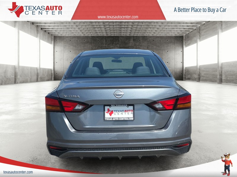 Nissan Altima Vehicle Full-screen Gallery Image 06