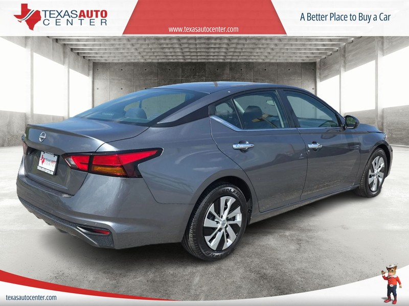 Nissan Altima Vehicle Full-screen Gallery Image 07