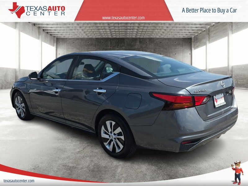 Nissan Altima Vehicle Full-screen Gallery Image 08