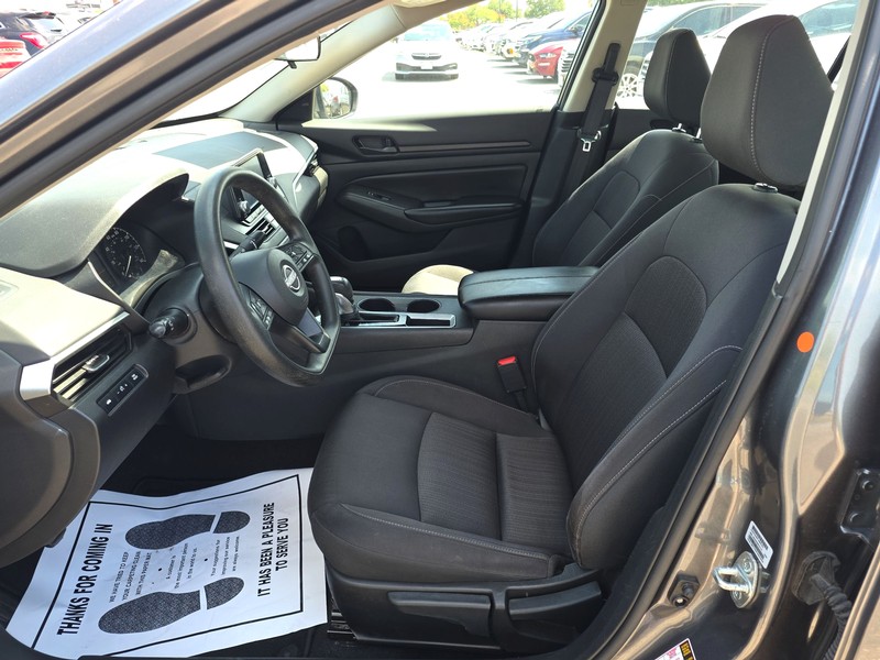 Nissan Altima Vehicle Full-screen Gallery Image 09