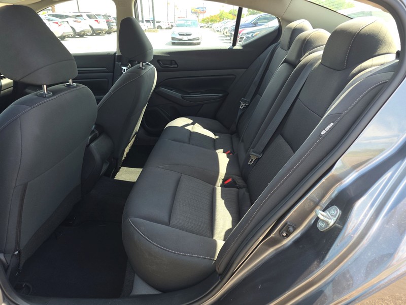Nissan Altima Vehicle Full-screen Gallery Image 10