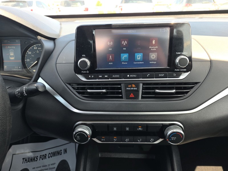 Nissan Altima Vehicle Full-screen Gallery Image 11