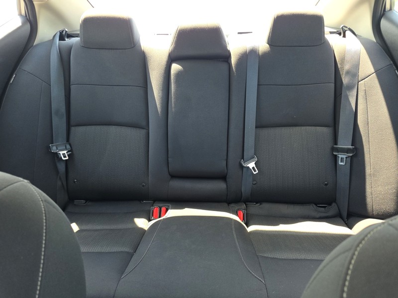 Nissan Altima Vehicle Full-screen Gallery Image 12
