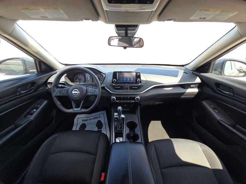 Nissan Altima Vehicle Full-screen Gallery Image 14