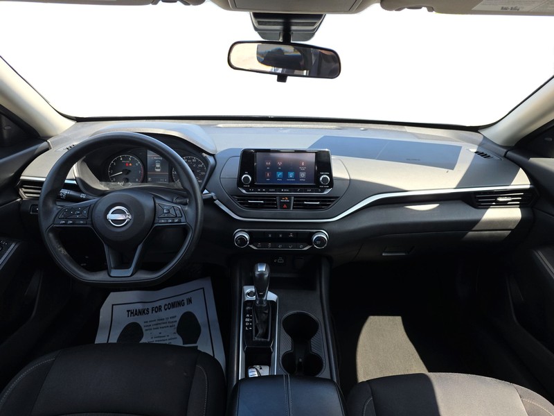 Nissan Altima Vehicle Full-screen Gallery Image 15