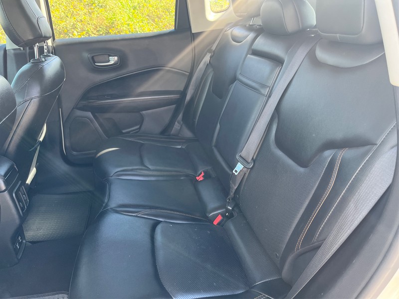 Jeep Compass Vehicle Full-screen Gallery Image 10